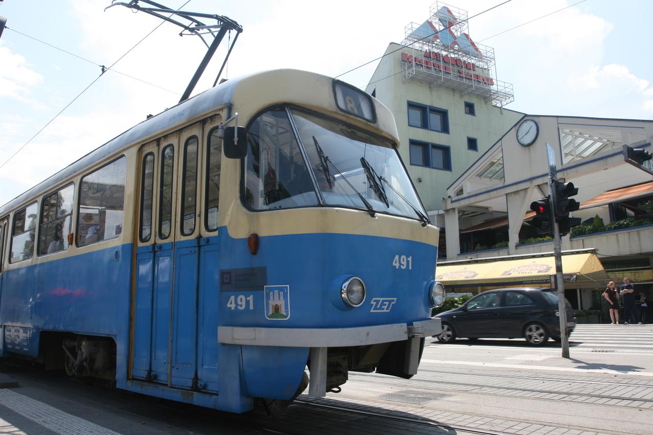05.07.2009., Zagreb - Ispred Autobusnog kolodvora na tramvajskoj stanici u smjeru prema Branimirovoj ulici, mladic Branko Poje (23) preskacuci ogradu tramvajske stanice je podletio pod stari tramvaj broj 6. Tramvaj ga je vukao desetak metara. Branko se tr