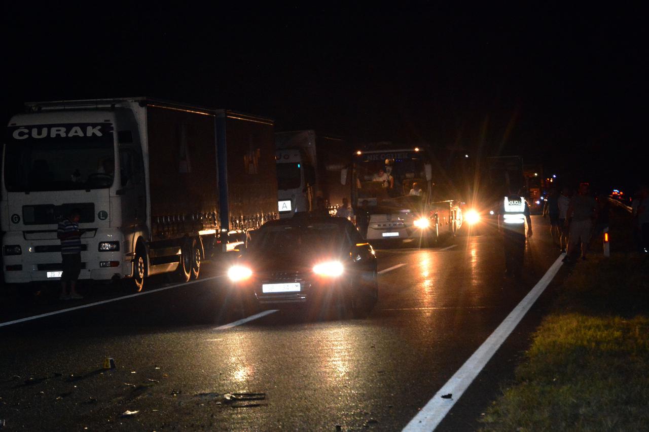 Slavonski Brod: U sudaru kamiona i dvaju automobila jedna osoba poginula