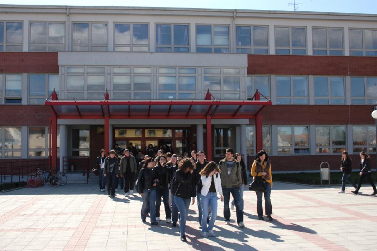 \'16.01.2012., Bjelovar - Zgrada cetiri srednje skole, novi srednjoskolski centar Bjelovar, detalj sa srednjoskolcima (arhivska fotografija) Photo: Damir Spehar/PIXSELL                                