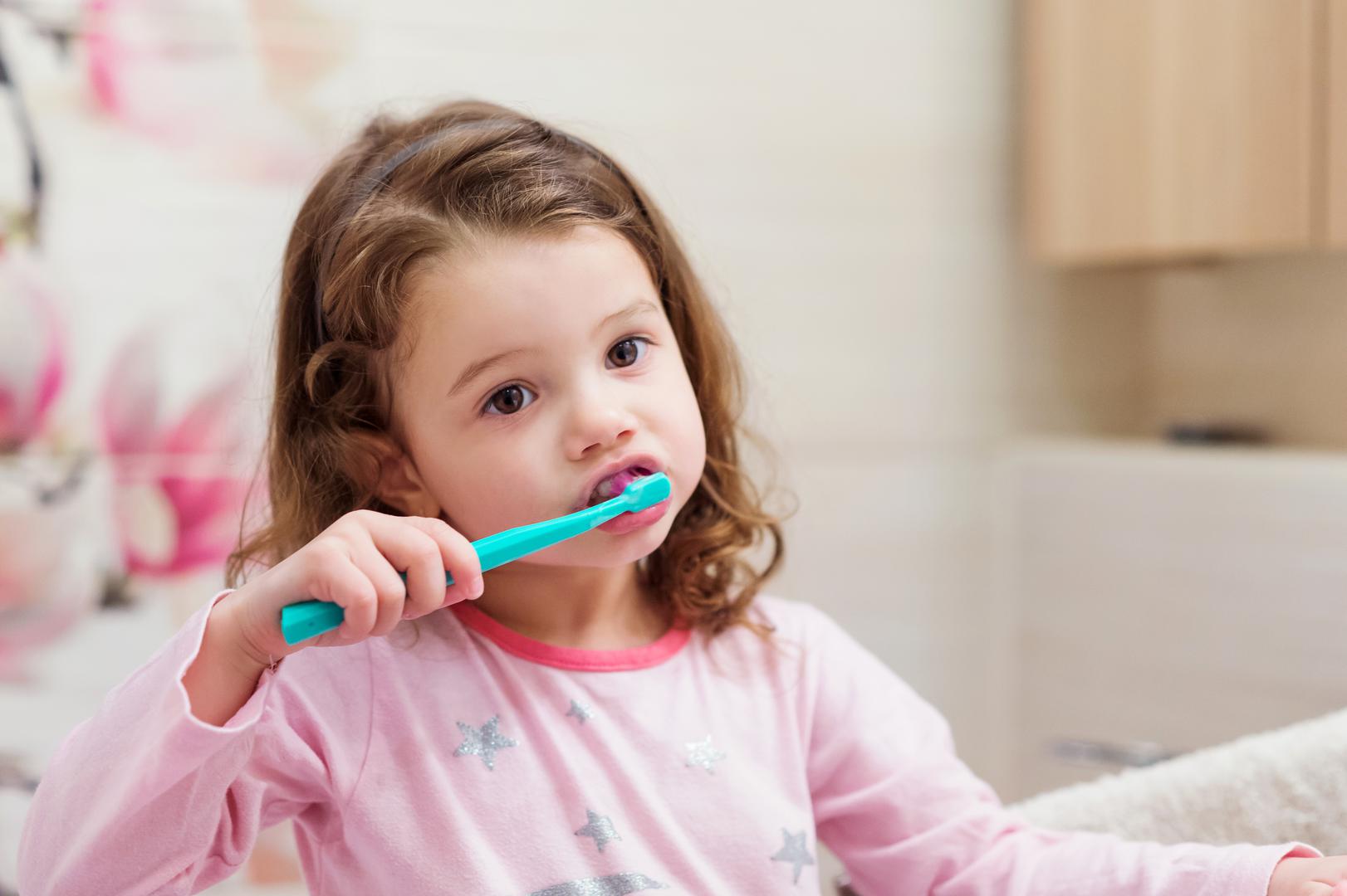 Kvarenje zuba vodeći je uzrok odlaska djece u dobi od šest do deset godina u bolnicu. Sve veći broj mlađe djece plombira ili vadi mliječne zube. Briga o zubima kod kuće je važnija nego ikad. Dr. Sam Jethwa, iz Bespoke Smilea, kaže za The Sun.: 'Zaista je važno da vaše dijete održava dobru oralnu higijenu, čak i ako još uvijek ima mliječne zube'.