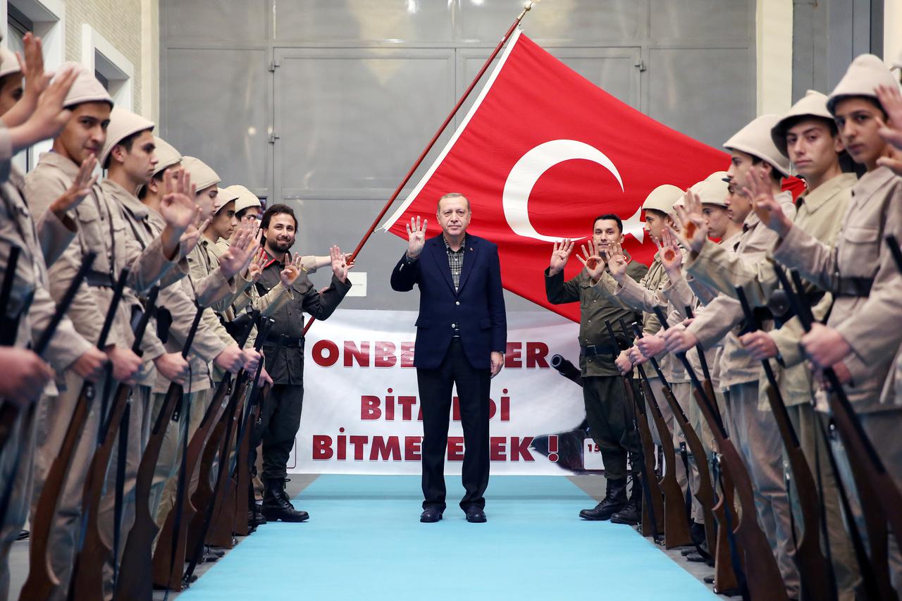 Turski diplomat koji živi u Bernu i njegova obitelji bili su među onima što traže azil nakon što je on odbio da se u skladu s pozivom vrati kući usred čistki osoba osumnjičenih za nelojalnost predsjedniku Tayyipu Erdoganu