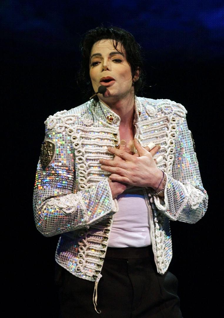 Ekscentrični kralj popa Michael Jackson šokirao je javnost kada je 2002. godine na balkonu hotelske sobe u Berlinu preko balkona naginjao svog  devet mjeseci starog sina Princea. Maleni je preko glave imao ručnik a Jackson ga je držao samo jednom rukom.