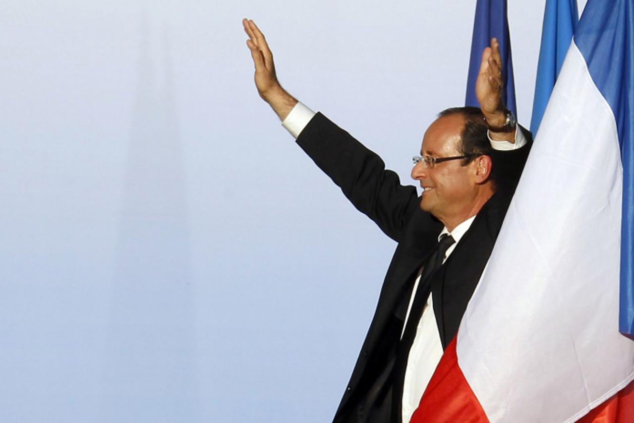 'Francois Hollande, Socialist Party candidate for the 2012 French presidential election, waves to supporters after an election campaign rally in Toulouse May 3, 2012. REUTERS/Regis Duvignau  (FRANCE -
