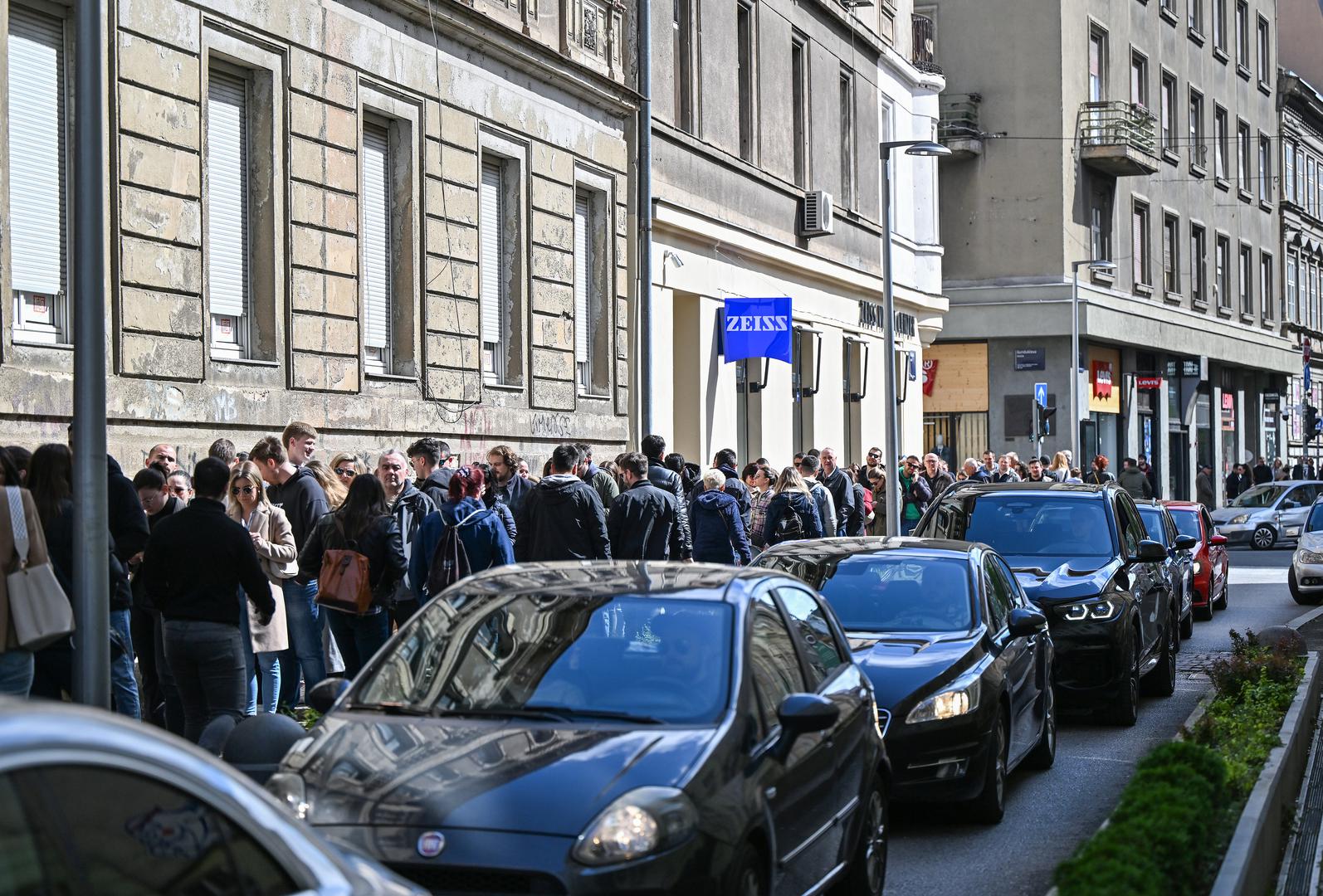17.04.2024., Zagreb - Na biralistu u Varsavskoj ulici se stvorila velika guzva Photo: Neva Zganec/PIXSELL