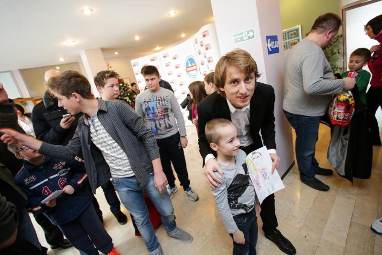 Luka Modrić u Klinici za dječje bolesti u Zagrebu primio je nagradu Večernjeg lista