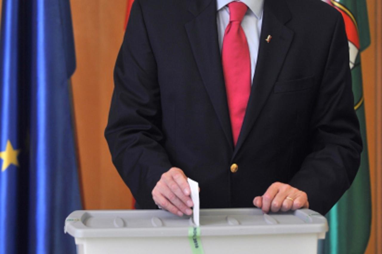 'Slovenian President Danilo Turk, casts his ballot at the polling station in Ljubljana, on June 6, 2010 during a referendum on a deal with Croatia to allow an arbitration panel to settle a long-runnin