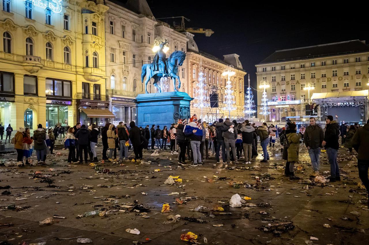 Zagreb: Trg prepun smeća nakon dočeka Vatrenih