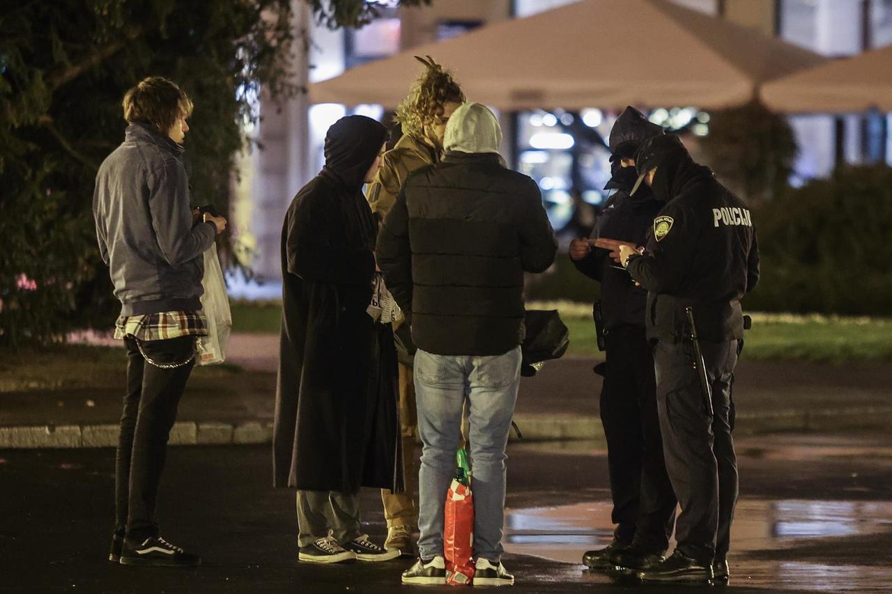 Zagreb: Noćas oko HNK nije bilo okupljanja mladih i policija je pojačala kontrole