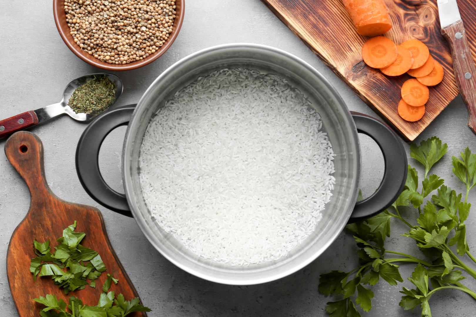 U pola litre vode stavite 100 grama riže, promiješajte i ostavite tako pola sata. Nakon toga procijedite i vodu iskoristite za ispiranje kose ili kože. Rižu možete skuhati i pojesti. Tako pripremljenu vodu možete čuvati u zatvorenoj staklenci u hladnjaku tjedan dana. 