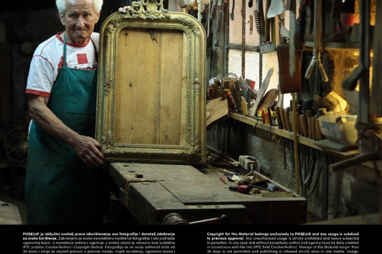 '22.08.2013., Sveta Jana - Zvonimir Celinscak najstariji je restaurator na podrucju zupanije. Sa svoje navrsene 82 godine, vitalni gospodin svakodnevno radi u svojoj radionici, a drustvo mu pravi cetr