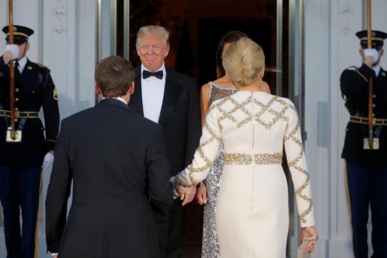  Melania Trump u srebrno-crnoj haljini prožetoj kristalima s potpisom Chanela, a Brigitte je zaustavljala dah mnogih u bež haljini sa zlatnim geometrijskim aplikacijama Louisa Vuittona.