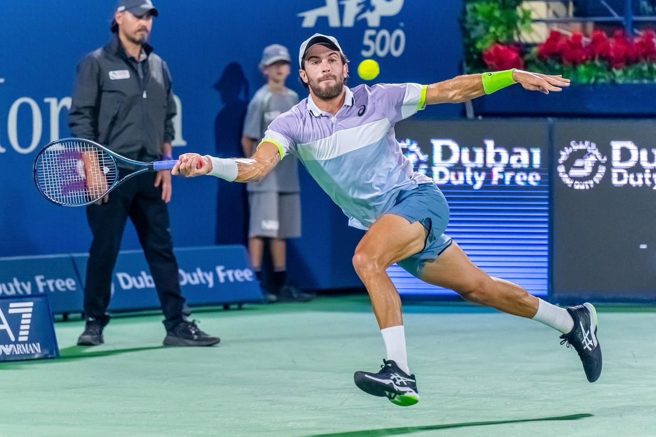 Victoire de Daniil Medvedev contre Borna Coric (6-3, 6-2) lors du tournoi de tennis Dubai Duty Free au Dubai Tennis stadium à Dubaï