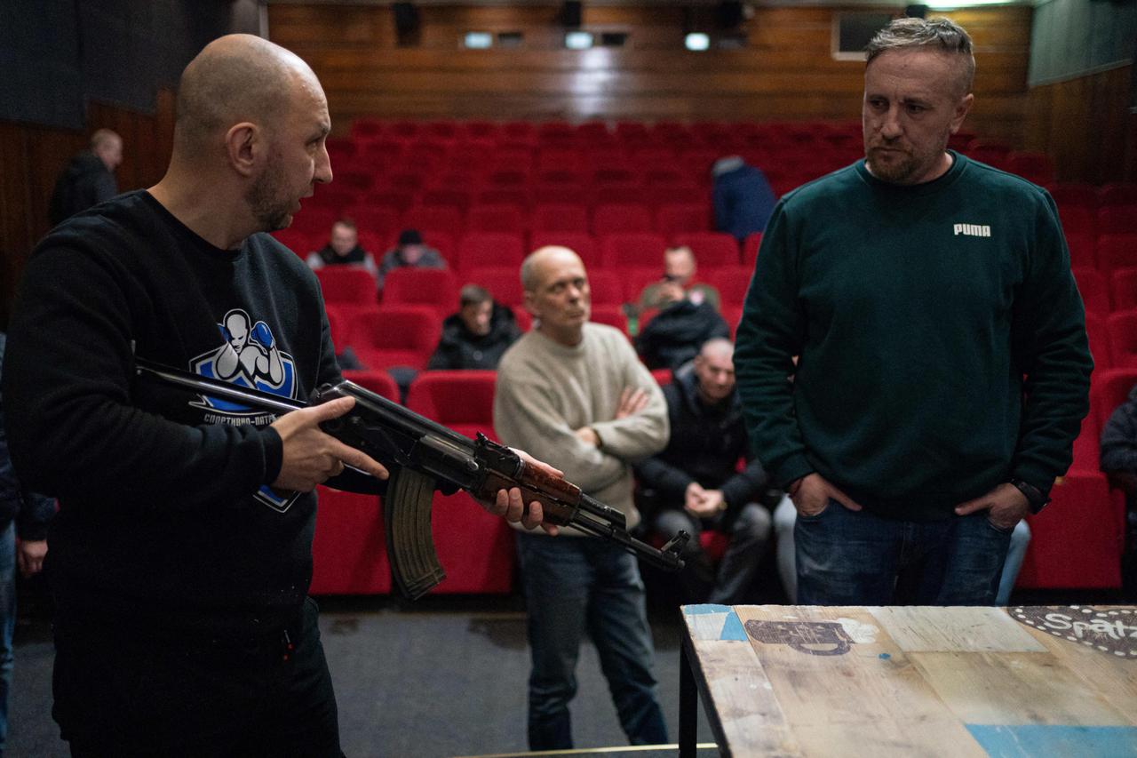 Lavov: U kino dvorani civili uče koristiti oružje