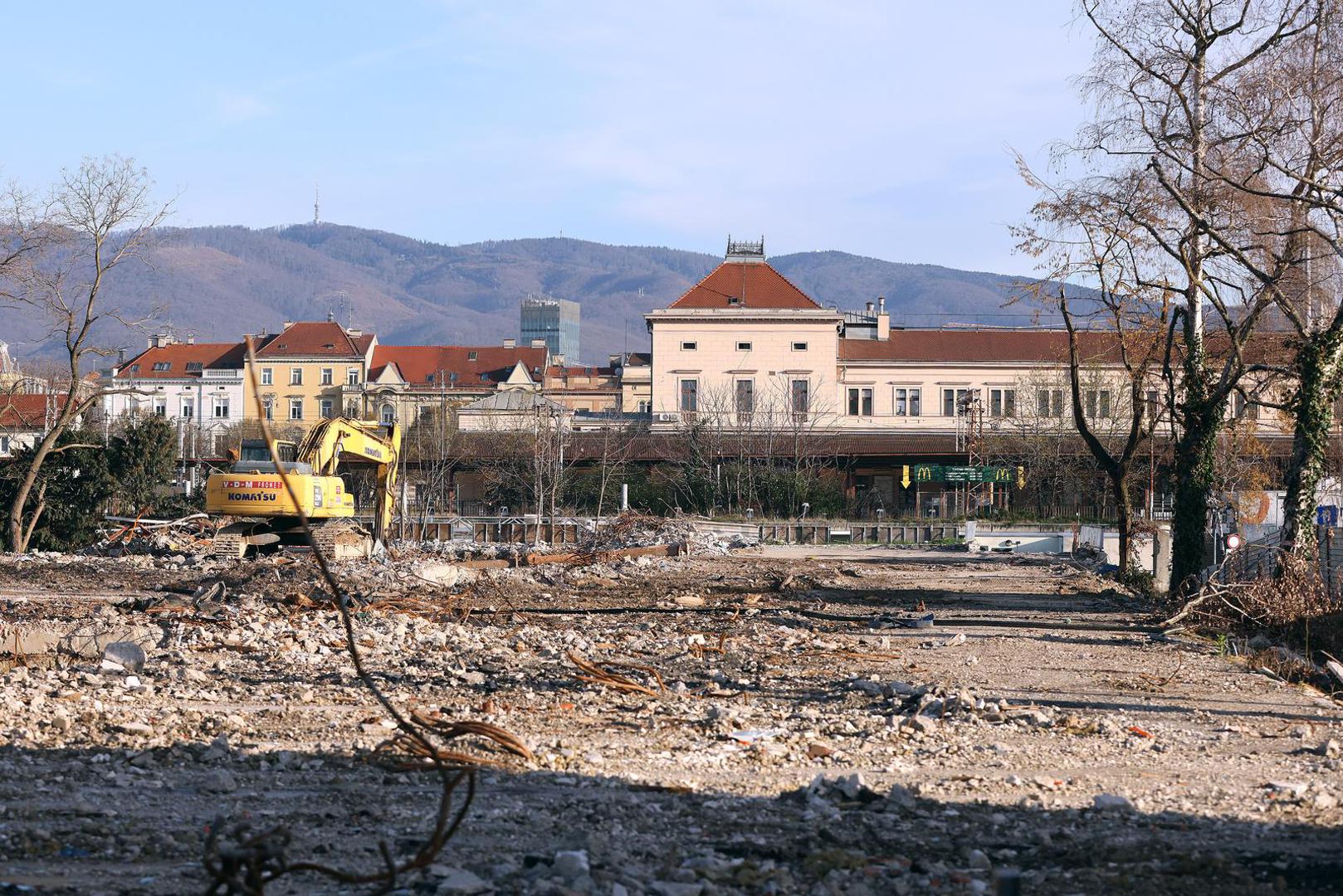 Nakon devet mjeseci konačno je srušena stara zgrada Zagrebačke banke u Paromlinskoj.