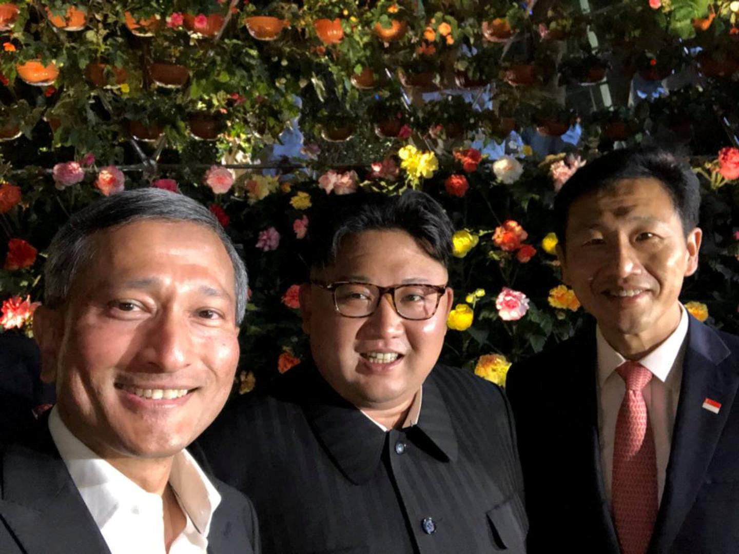 Singapurski minstar vanjskih poslova Vivian Balakrishnan Kim Jong Un i singapurski ministar obrazovanja Ong Ye Kung čak su napravili i popularni "selfie".
