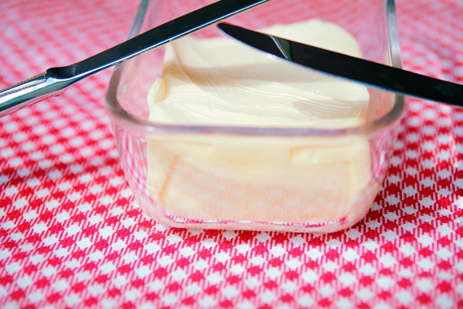 Kako biste što prije dobili maslac sobne temperature naribajte ga kao sir u zdjelu. 