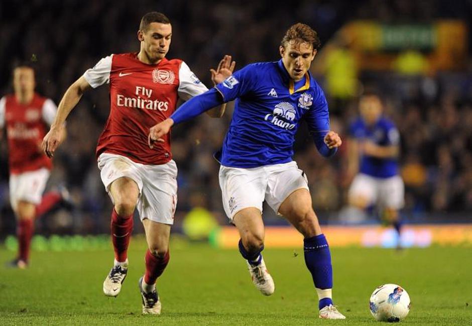 'Arsenal\'s Thomas Vermaelen (left) and Everton\'s Nikica Jelavic battle for the ball Photo: Press Association/Pixsell'