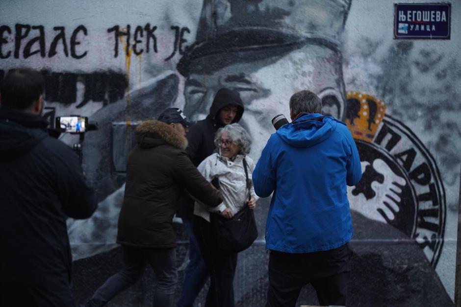 Beograd: Aktivistice Aida Ćorović i Jelena Jaćimović privedene nakon što su jajima gađale mural Ratka Mladića