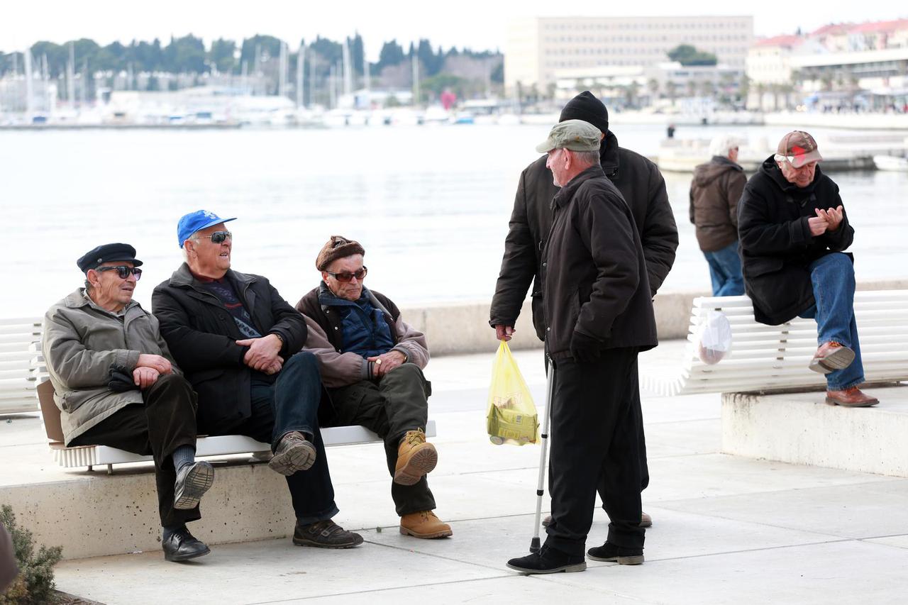 Split: Umirovljenici na rivi uživaju uz "?ašicu razgovora"