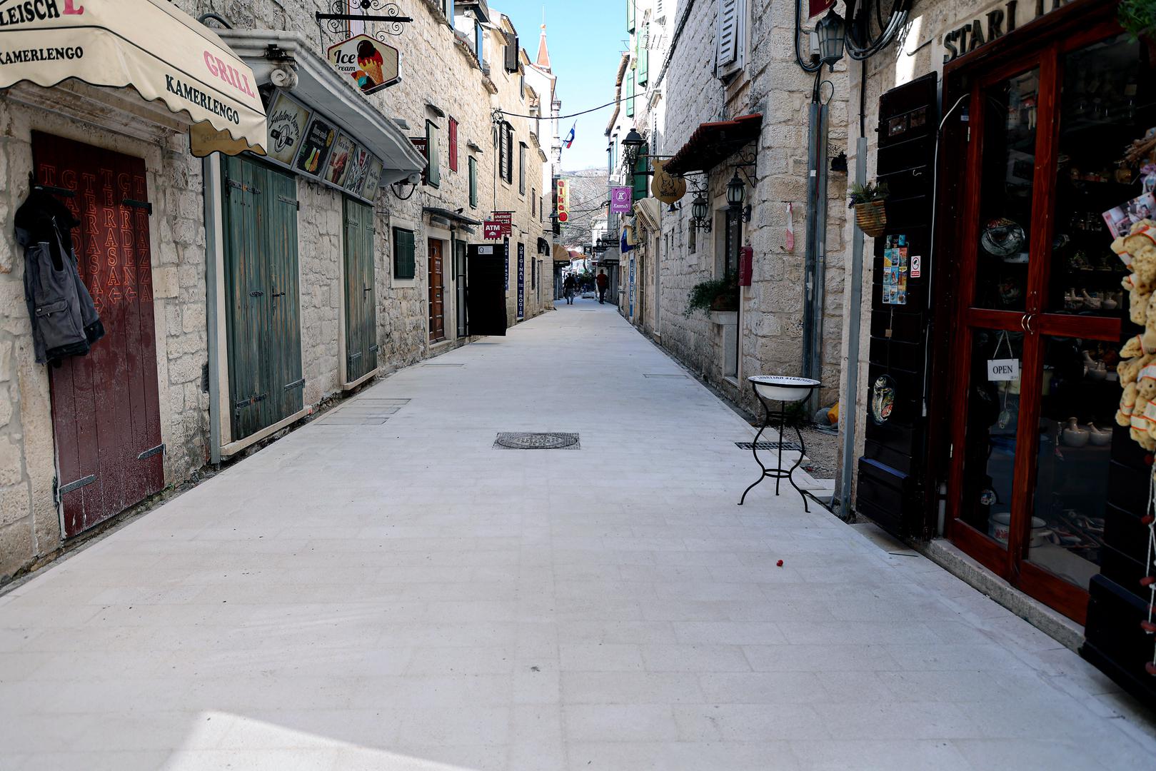 Umjesto starih kamenih "saliza", kako u Trogiru kažu za kamen na podu, ulice su sada popločane bijelim suvremenim kamenom. 