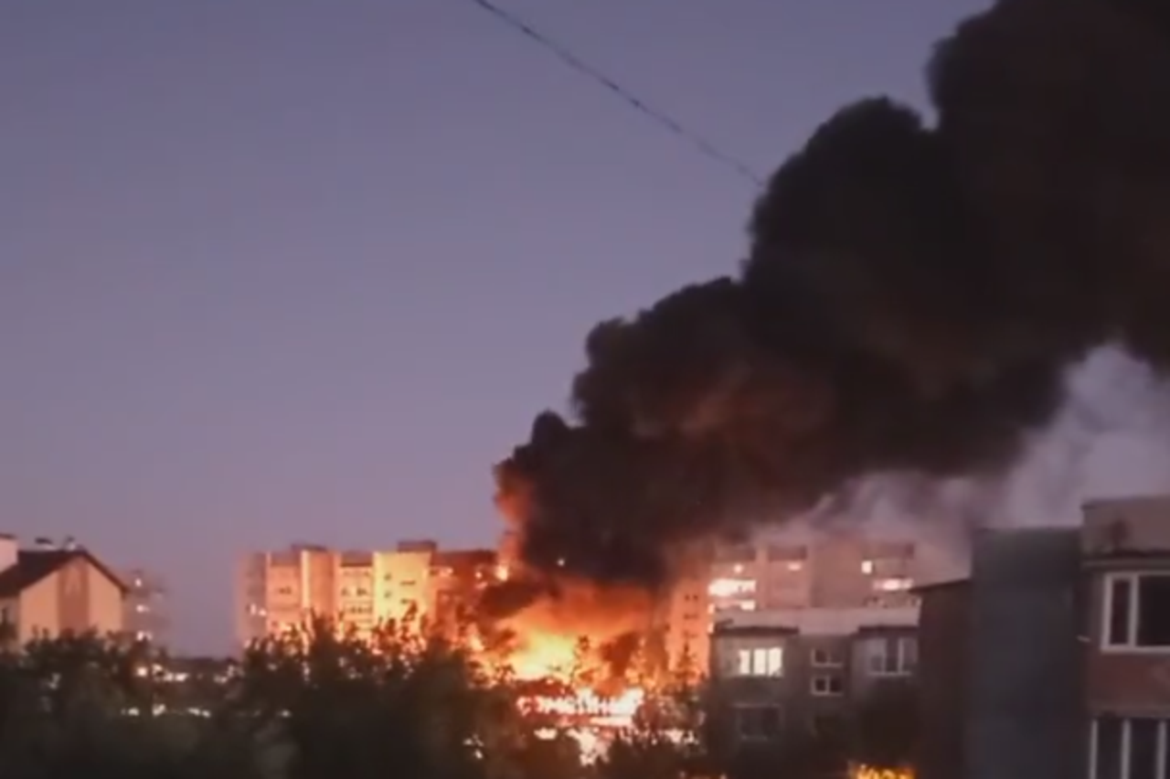 Vojni avion srušio se na stambenu zgradu u Rusiji