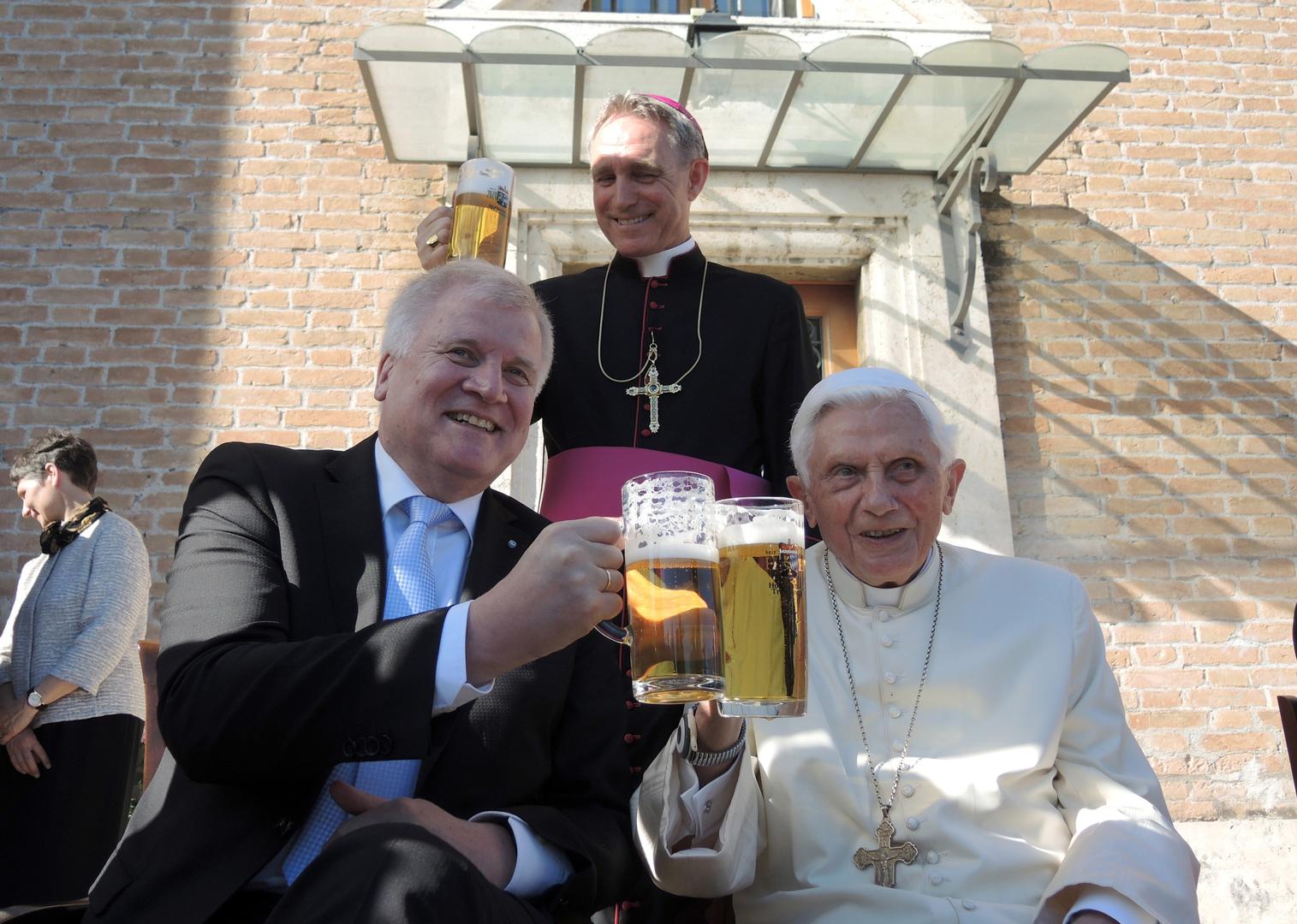 Papa emeritus Benedikt XVI. proslavit će 16. travnja 92. rođendan (na slici u društvu njemačkog političara Horsta Seehofera (CSU) slavi 90.)