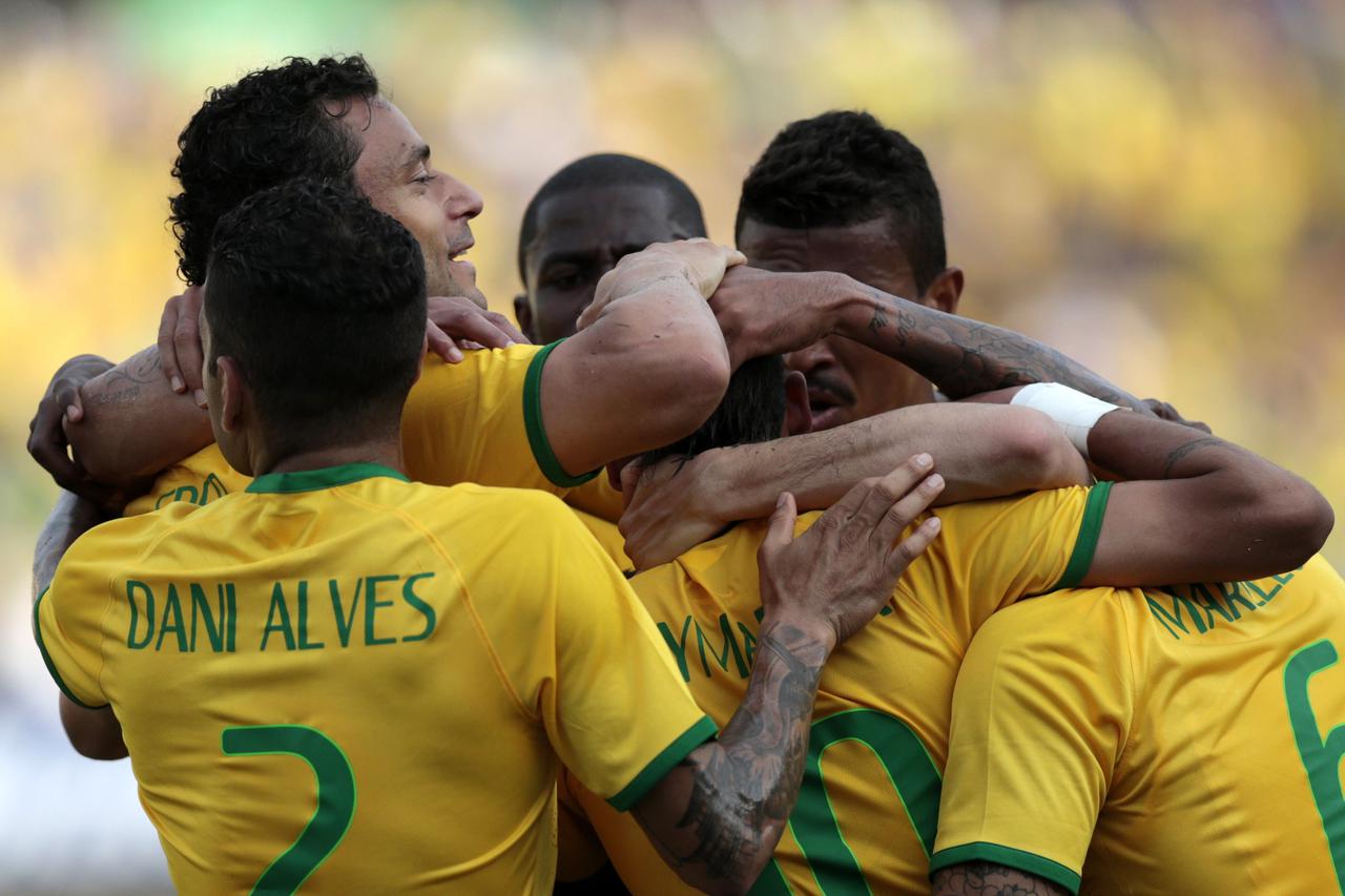 Neymar (C) of Brazil celebrates a goal against Panama with teammates during an international friendly soccer match ahead of the 2014 World Cup, in Goiania June 3, 2014.  REUTERS/Ueslei Marcelino (BRAZIL - Tags: SPORT SOCCER WORLD CUP)