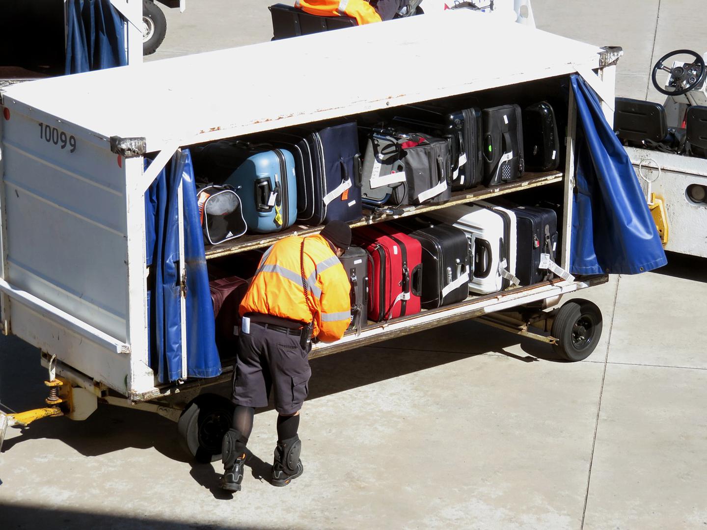 5. Naljepnice poput "lomljivo" i "ova strana gore" radnicima koji slažu prtljagu u teretni prostor aviona ne znače ništa. Za svaki let kroz njihove ruke prolaze stotine kofera koje moraju posložiti kako god stanu, bez obzira na zamolbe.