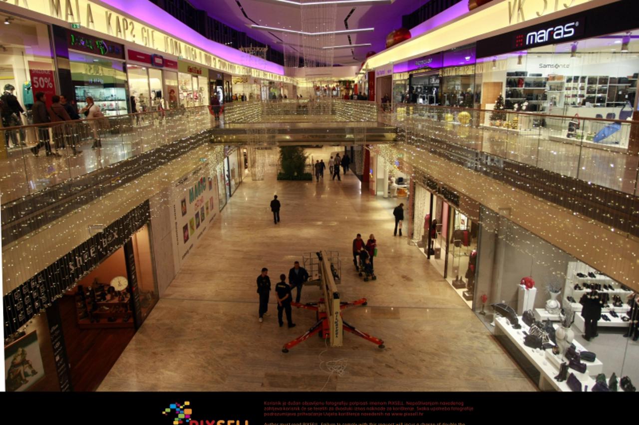 '01.12.2009. Zagreb - Prazan  shopping centar Westgate. Photo: Marin Tironi/PIXSELL'