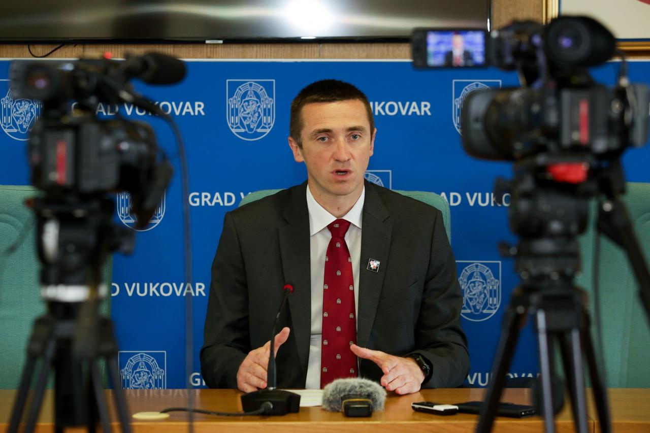 Vukovar: Konferencija za medije Ivana Penave na temu točnog  i objektivnog popisa stanovništva