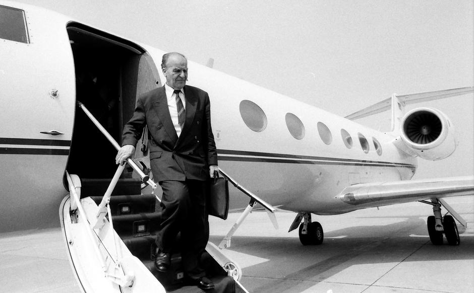Predsjednik Predsjedništva BiH i predsjednik SDA Alija Izetbegović u zagrebačkoj zračnoj luci 11. srpnja 1992., za službenog posjeta Hrvatskoj