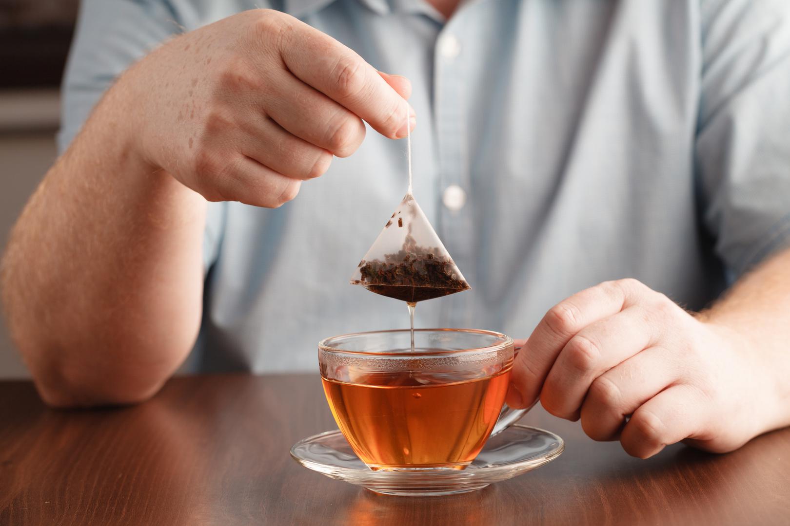 Posljednje vrijeme proizvođači čaja počeli su ga pakirati u vrećice bez metalne spajalice na vrhu. Upravo ta spajalica može nanijeti našem zdravlju znatno više štete nego dobrobiti koje nam pruža šalica čaja. 