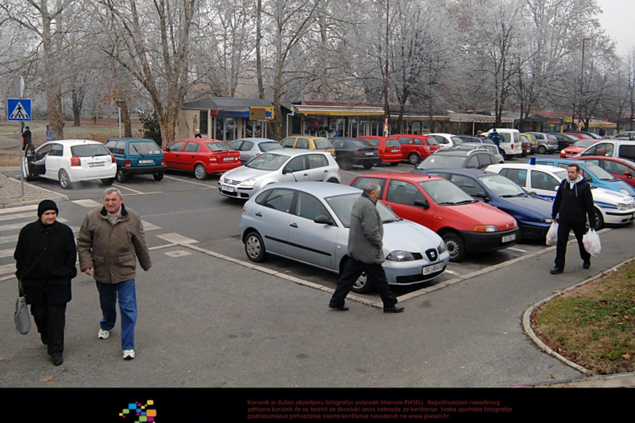 '29.12.2011., Sisak - Od Nove godine sisacka gradska vlast planira povecati broj parkiralisnih mjesta koja se naplacuju, pa bi se parkiranje naplacivalo kod Gradske trznice i bazena SRC Sisak. Photo: 