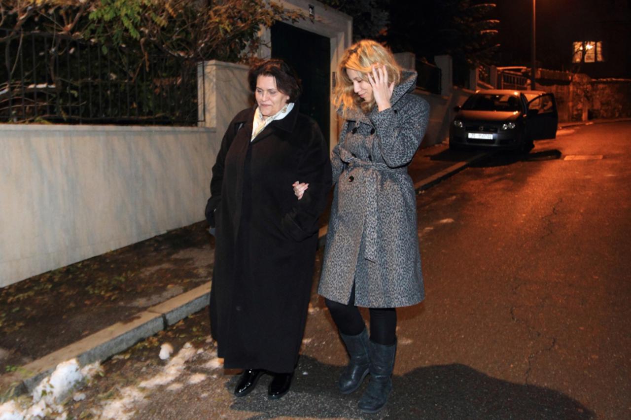 \'10.12.2010.,Zagreb -   Mirjana i Bruna Sanader izlaze iz  obiteljske kuce u Kozarcevoj ulici. Odsetale su u nepoznatom smjeru.  Photo: Zeljko Lukunic/PIXSELL\'