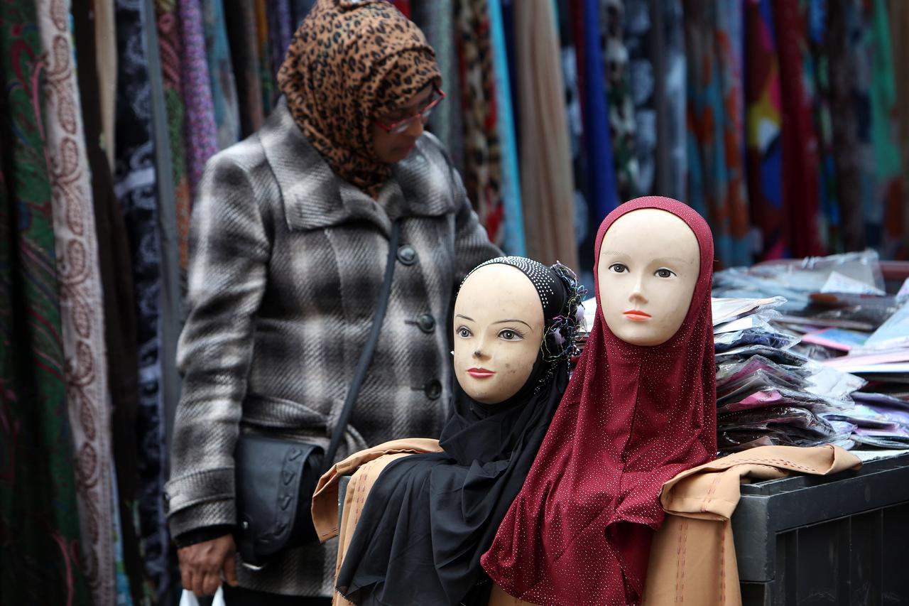 General view of Muslim women wearing traditional burkas or niqabs pictured in Whitechapel, East London. Credit: The Times. Online rights must be cleared by News Syndication.Photo: News Syndication/PIXSELLPhoto: NI Syndication/PIXSELL