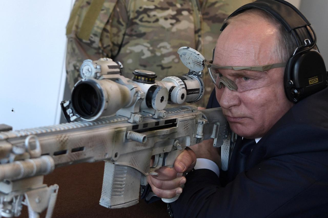 Vladimir Putin puca iz snajpera Kalašnjikov