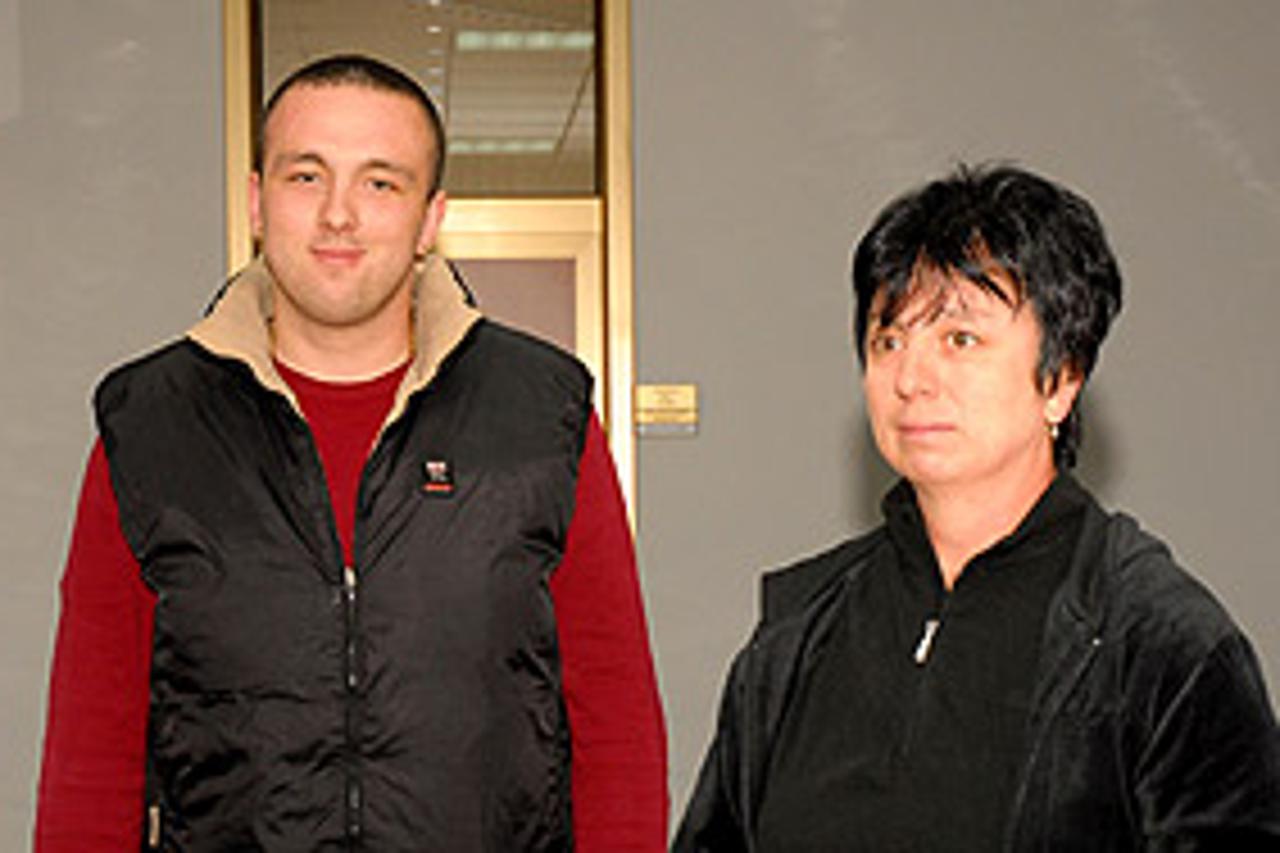 Mario Korade i njegova majka Ljiljana na hodniku Prekršajnog suda u Zlataru