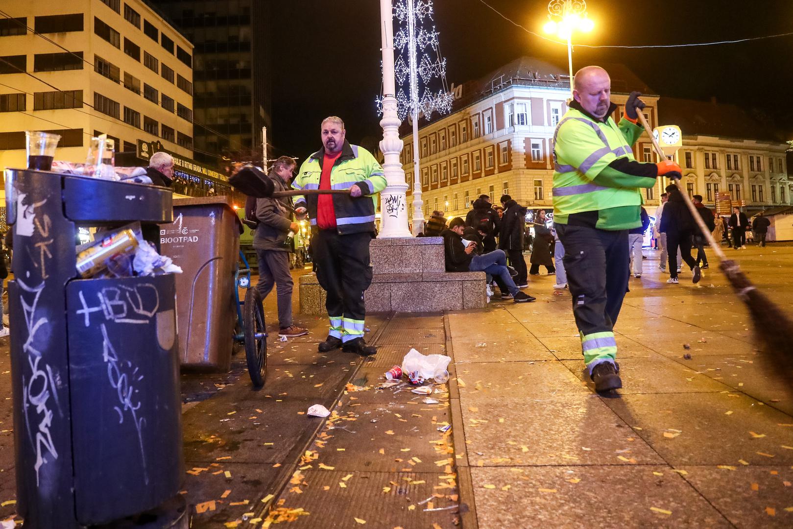 Zaprepčani su Novu godinu sinoć na Trgu bana Josipa Jelačića dočekali uz grupu Let 3, koja je izmamila velik broj građana na ulice.