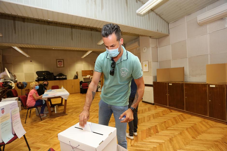 Kastav: Marin Miletić glasovao na parlamentarnim izborima