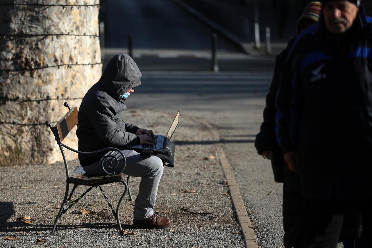 Zagreb: Ni hladnoća ga nije omela da odradi posao na laptopu u parku Zrinjevac