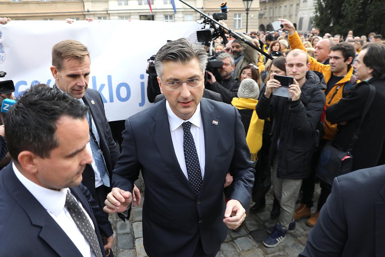 Premijer Plenković stao pred prosvjetare