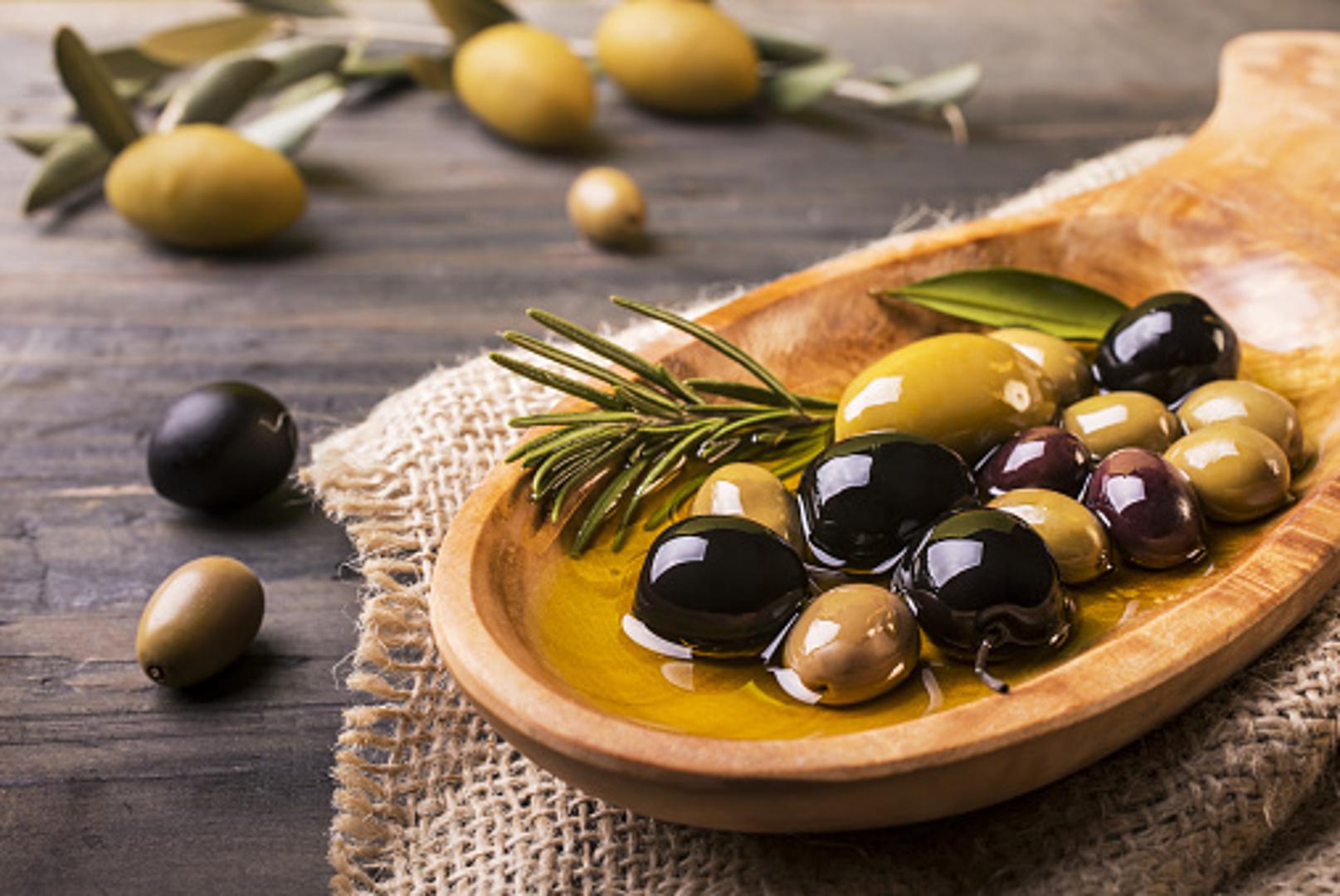 Antioksidansi i nutrijente iz maslina mogu djelovati na ublažavanje boli. Istraživanja su pokazala da 50 ml djevičanskog maslinovog ulja može djelovati kao desetina doze ibuprofena za odrasle.