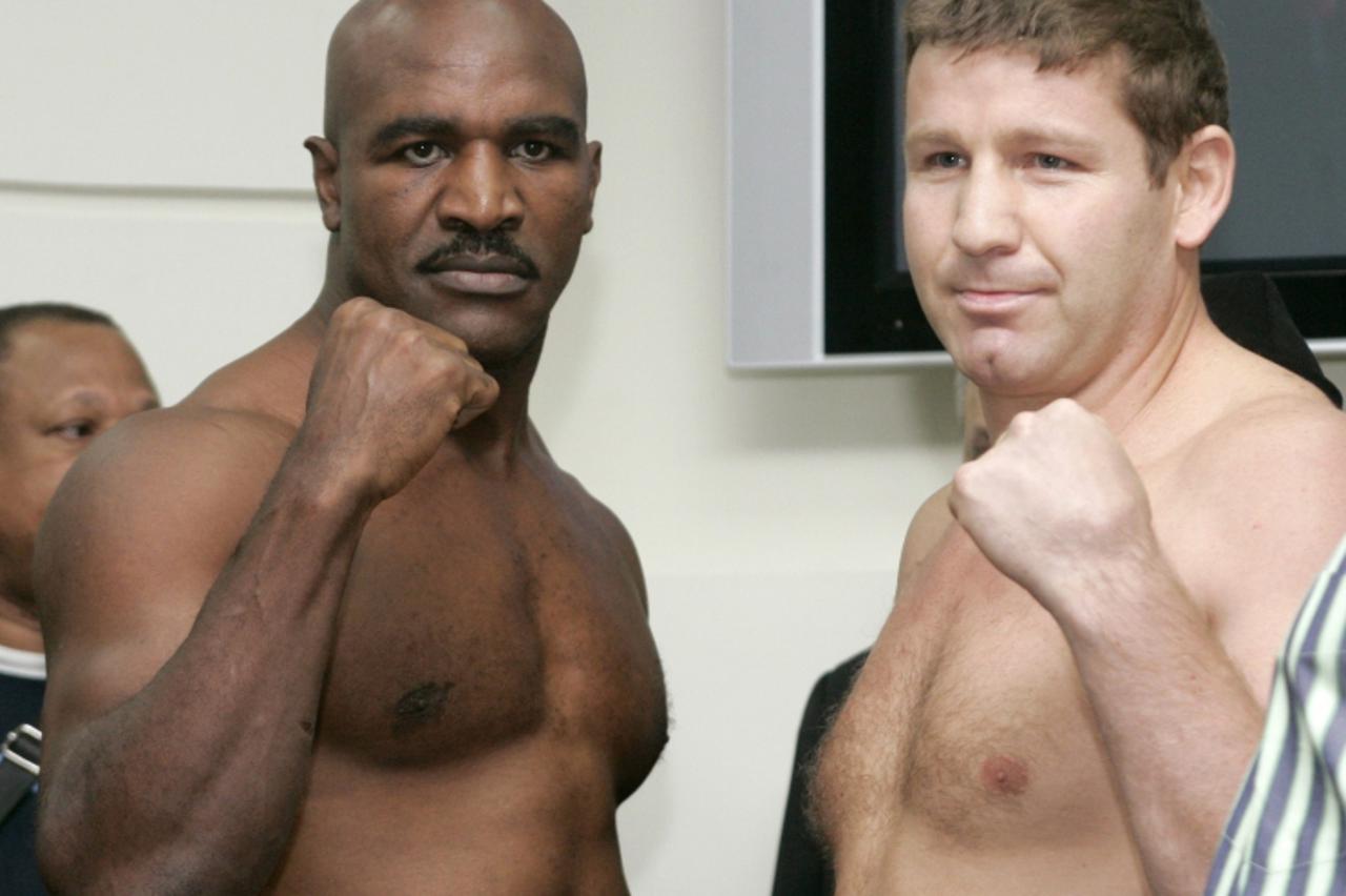 'Former heavyweight boxing champion Evander Holyfield of the U.S. (L) and WBO heavyweight boxing champion Sultan Ibragimov of Russia pose in Moscow October 12, 2007. Ibragimov will defend his title ag
