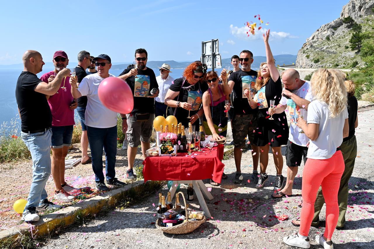 Uvala Vruja: Mještani okupljeni na Festivalu bespravne gradnje proslavili početak rušenja