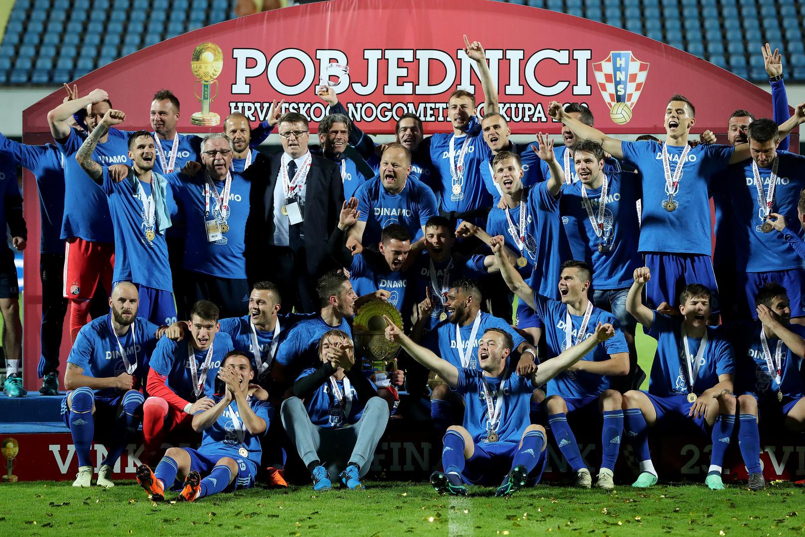 U nastavku galerije pogledajte kako su Dinamovi igrači proslavili naslov u kupi. Plavi su ove sezone osvojili dvostruku krunu