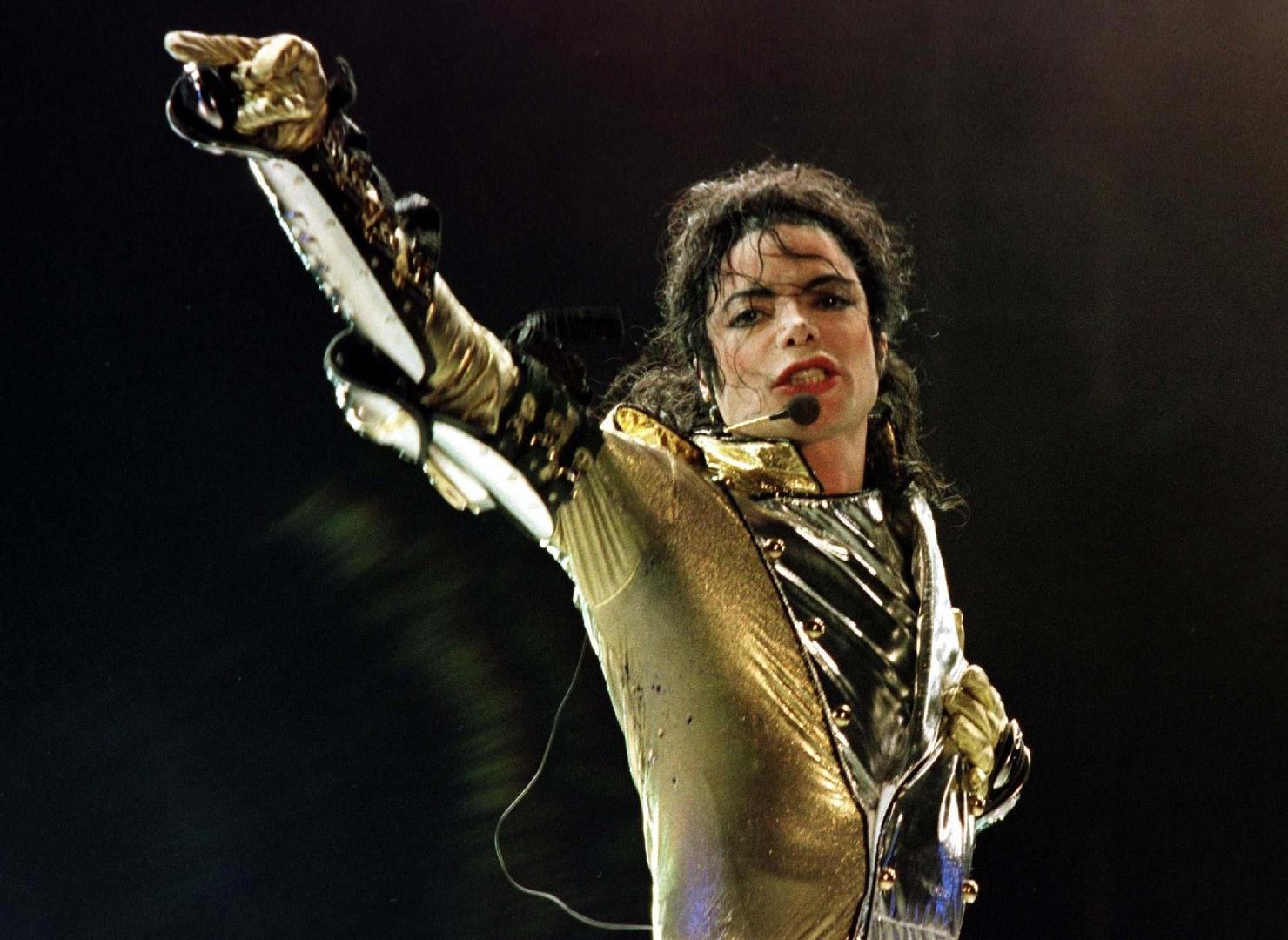 Kralj popa Michael Jackson preminuo je 2009. godine, a kao uzrok smrti navedeno je uzimanje lijeka Propofol. Kasnije je zbog njegove smrti na sudu završio njegov liječnik Conrad Murray jer je nemarno liječio pjevača. Pojavile su se i brojen teorije kako je Jackson zapravo ubijen.