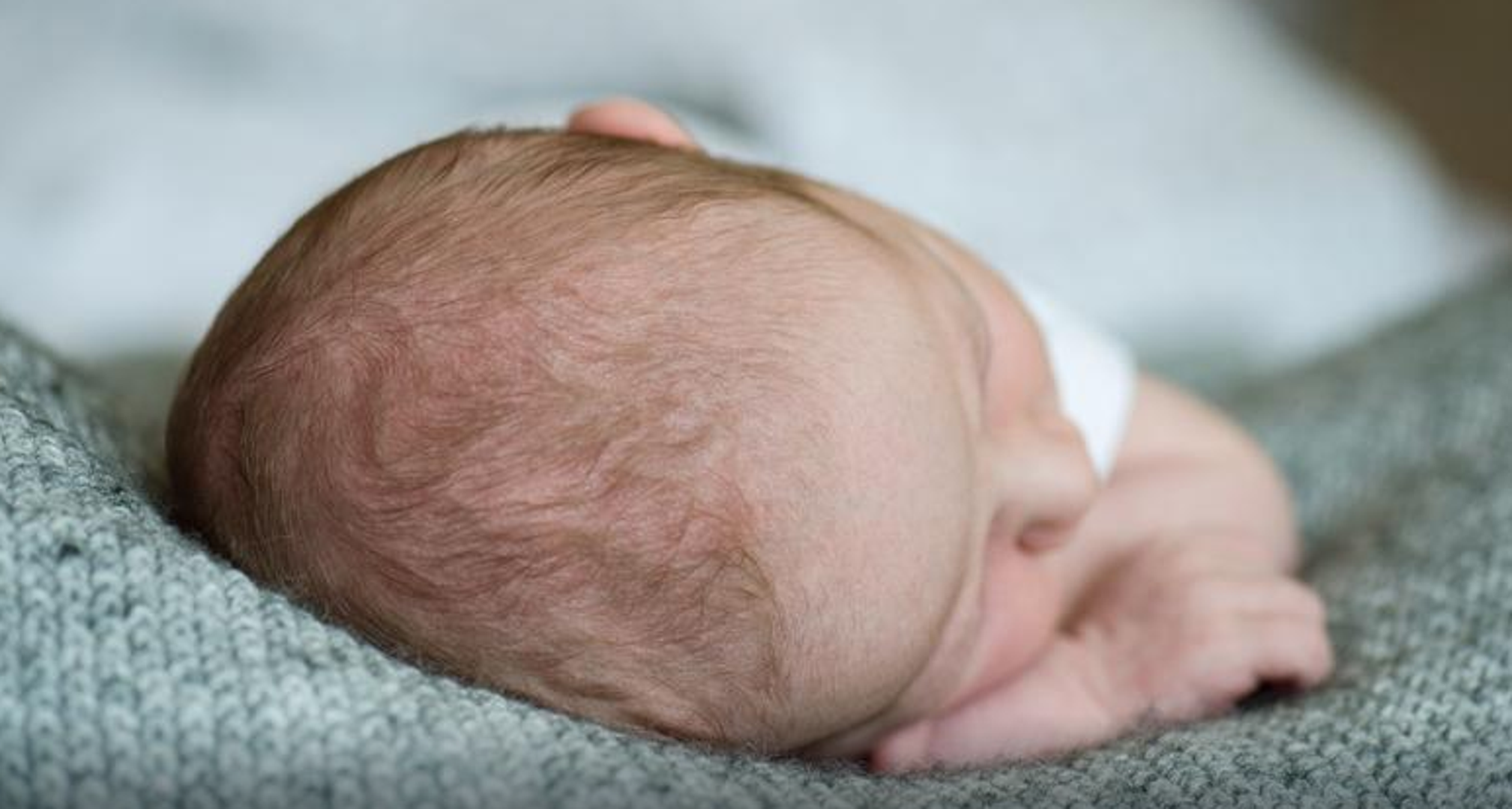 Ne brišete bebinu kožu dobro nakon kupanja? Svakako pazite da bebinu kožu nježno posušite do kraja kako bebi nebi bilo hladno, ali i ostaci vode mogu uzrokovati razvoj gljivica, posebice na dijelovima pokrivenim pelenom. 