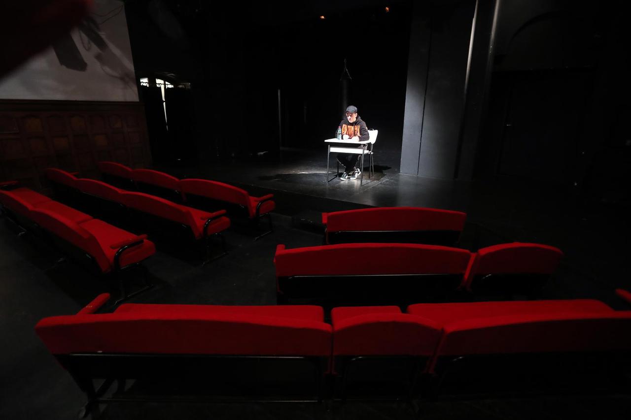 Kazalište Mala Scena online prenosi predstavu Huligan