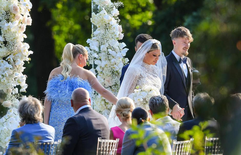 EKSKLUZIVNE FOTOGRAFIJE Varaždin: Vjenčanje Dine Dragije i Tina Jedvaja u dvorcu Leitner