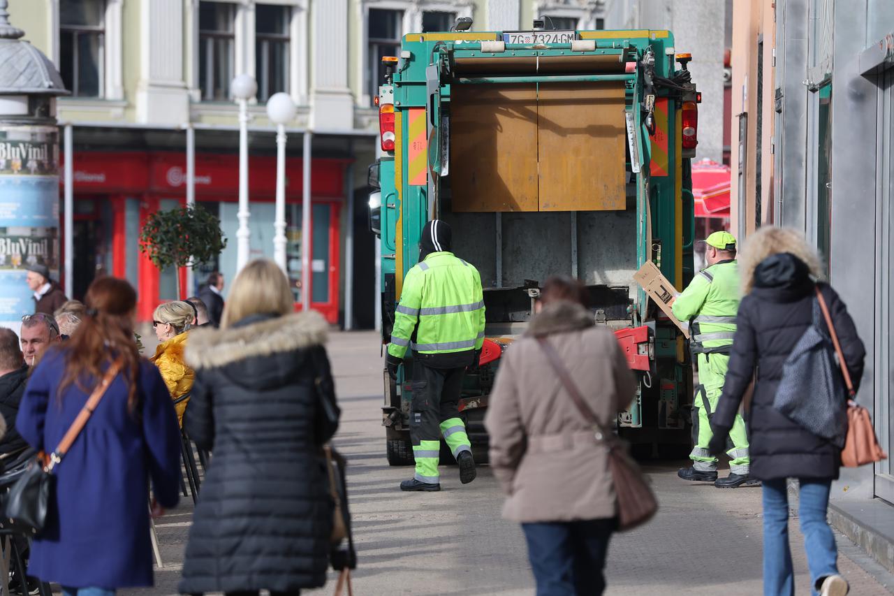 Zagreb: Odvoz papirnog otpada u centru grada